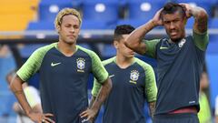 LG54298 NATI. Rostov On Don (Russian Federation), 16/06/2018.- Brazil&#039;s national soccer team forward Neymar, left, speaks with midfielder Paulinho, right, during a training session on the eve of the group E match between Switzerland and Brazil of the