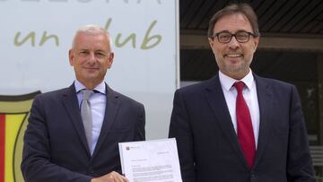 Agustin Benedito recoge los documentos para presentar la moción de censura a la directiva de Josep Maria Bartomeu.