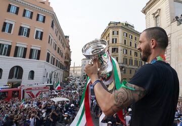 Bonucci ofreciendo la copa a la afición.