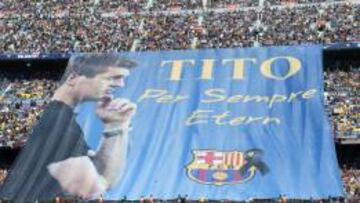 Pancarta del Barcelona en memoria del entrenador Tito Vilanova.