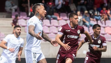 Edu Vargas vive la peor tarde desde que volvió a Chile: la parte baja de la tabla se remece