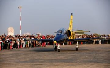 Acrobacias de los aviones L-39 Albatross del equipo Latvian Baltic Bees.