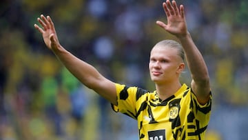 Soccer Football - Bundesliga - Borussia Dortmund v Hertha BSC - Signal Iduna Park, Dortmund, Germany - May 14, 2022 Borussia Dortmund's Erling Braut Haaland says goodbye to the fans before playing his last match REUTERS/Leon Kuegeler DFL REGULATIONS