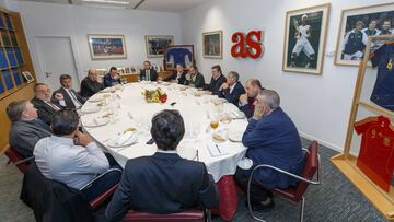 Visita preelectoral. Desde Javier Clemente y siguiendo el sentido de las agujas del reloj: Alfredo Relaño, Luis Nieto, Héctor Martínez, Tomás Roncero, Alfredo Matilla, Gonzalo Teubal, Juan Cantón, Juan Luis Larrea, Aleja