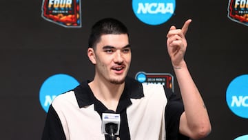 GLENDALE, ARIZONA - APRIL 05: Zach Edey #15 of the Purdue Boilermakers gestures during the AP Player of the Year award press conference at State Farm Stadium on April 05, 2024 in Glendale, Arizona.   Tim Bradbury/Getty Images/AFP (Photo by Tim Bradbury / GETTY IMAGES NORTH AMERICA / Getty Images via AFP)