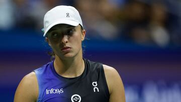 La tenista polaca Iga Swiatek se lamenta durante su partido ante Jelena Ostapenko en el US Open 2023.