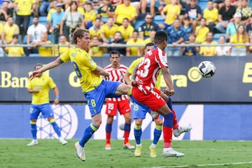 Alex Fernández marca el 2-0 del Cádiz. 