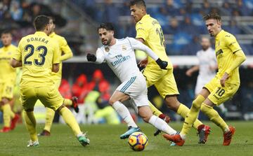 Isco ante Bonera.
