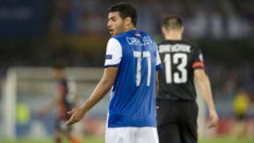 Carlos Vela recrimina al árbitro una acción durante el encuentro.