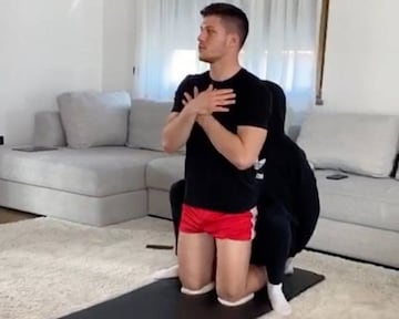 Luka Jovic, ejercitándose durante su confinamiento en Serbia.