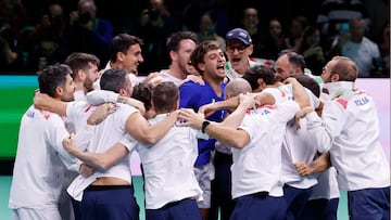 BOLOGNA (Italy), 23/11/2025.- Italy's Flavio Cobolli celebrates with teammates after winning the last single tennis match against Spain's player Jaume Munar at the Davis Cup 2025 Final 8 at Fiere Exhibition Centre in Bologna, Italy, 23 November 2025. (Tenis, Italia, España) EFE/EPA/SERENA CAMPANINI