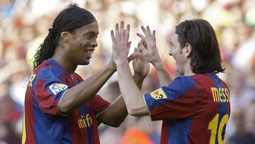 Ronaldinho y Leo Messi celebran un gol al Atl&eacute;tico de Madrid en la Liga. 
 