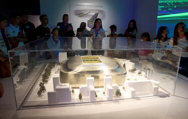 Así presenta el Real Madrid la maqueta del nuevo Bernabéu. Un espacio moderno, con zona peatonal y con verdura. El coliseo blanco está prácticamente sellado por dentro. Algunos detalles quedan por pulir pero está listo. Sin embargo, sus afueras todavía están llenas de obras. El club todavía no ha puesto fecha oficial para su inauguración.
