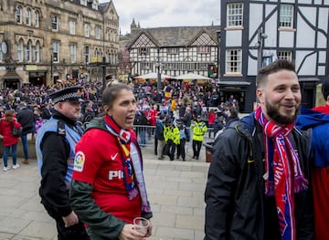 Un gran número de aficionados del Atlético de Madrid han dado color en el día de hoy a las calles de la ciudad inglesa a la espera del partido de cuartos de esta noche.