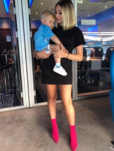 Kevin De Bruyne y Michelle Lacroix llevan juntos desde el año 2014, pasando por el altar tres años después tras una romántica pedida de mano en París. Ambos son padres de tres hijos.