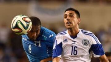 El capitán de Honduras, Palacios Suazo, al corte ante Eran Zahavi.