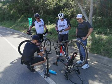 El calor de Barranquilla, el río Magdalena, el mar Caribe y 1500 aficionados rodaron junto a Peter Sagan en el gran fondo que pone fin a su visita a Colombia.