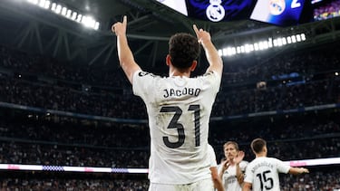 El defensa del Real Madrid Jacobo Ramón Naveros celebra su gol durante el partido de la jornada 36 de LaLiga de fútbol que Real Madrid y RCD Mallorca disputan este miércoles en el estadio Santiago Bernabéu.