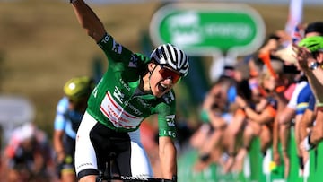Mathieu van der Poel celebra su victoria en la séptima etapa del Tour de Gran Bretaña.
