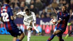 Vinicius dispara a puerta durante el partido contra el Levante.