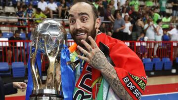 El jugador del Movistar Inter Ricardinho posa con el trofeo, cuarto consecutivo, tras su victoria ante el FC Barcelona Lassa en el quinto y definitivo partido de la final de la Liga de fútbol sala.