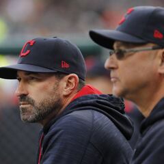 Reporte: Indians sabían del comportamiento inapropiado de Mickey Callaway