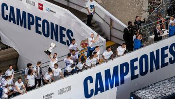 MADRID, SPAIN - 2022/05/01: Spanish football team Real Madrid celebrates with 25,000 fans the 2021/22 LaLiga Santander championship after achieving mathematically its 35th trophy at the Cibeles plaza. (Photo by Miguel Candela/SOPA Images/LightRocket via Getty Images)