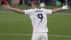 Benzema celebra uno de sus goles al C&aacute;diz en el estadio Ram&oacute;n de Carranza.