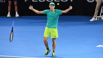 El tenista australiano Alex De Minaur celebra su victoria ante el canadiense Milos Raonic tras su encuentro de segunda ronda del torneo de tenis de Brisbane (Australia).