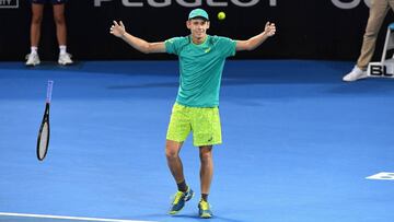 El tenista australiano Alex De Minaur celebra su victoria ante el canadiense Milos Raonic tras su encuentro de segunda ronda del torneo de tenis de Brisbane (Australia).