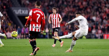 0-3. Álvaro Carreras deja el balón al delantero francés y desde el borde del área, suelta un latigazo con la derecha que sorprende a Unai Simón.