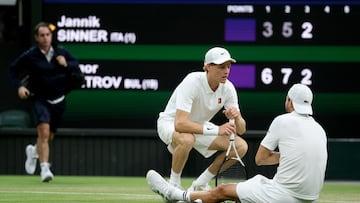 Jannik Sinner habla con Grigor Dimitrov en Wimbledon.
