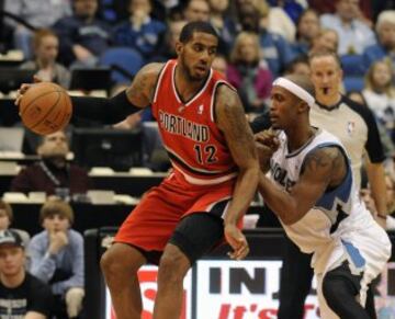 Duelo entre LaMarcus Aldridge (Portland Trail Blazers) y Dante Cunningham (Minnesota Timberwolves).