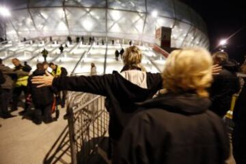 La policía se emplea a fondo en los registros y controles de seguridad fuera del estadio "Allianz Riviera" en Niza, antes del partido Niza - Lyon