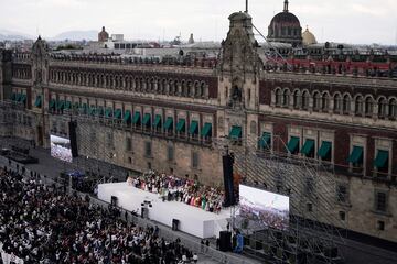 La presidenta Claudia Sheinbaum saluda a mujeres indígenas durante un mitin en el Zócalo, la plaza principal de la Ciudad de México, el día de su toma de posesión.