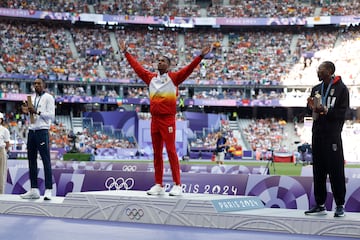 El español Jordan Díaz (c-oro), el portugués Pedro Pichardo (i-plata) y el italiano Andy Díaz (d-bronce), posan con sus medallas en el podio de Triple Salto. EFE/ Julio Muñoz
