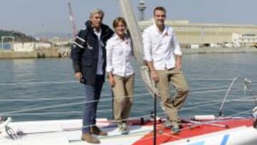 El actor Imanol Arias junto a Anna Corbella y Gerard Marín en la presentación del equipo 'Gaes' en Barcelona.