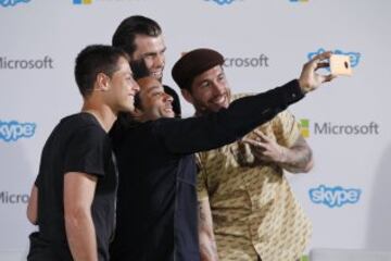 Chicharito durante un acto de Microsoft con Sergio Ramos, Marcelo y Gareth Bale.