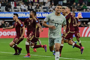 Orbelin Pineda of Mexico misses his penalty kickduring the CONMEBOL Copa America 2024 group B match between Venezuela and Mexico, at SoFi Stadium, on June 26, 2024 in Inglewood, California, United States.