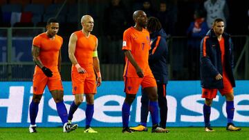 Robben, Babel, Janssen y Depay abandonando el terreno de juego. 