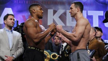 Anthony Joshua y Wladimir Klitschko cara a cara en el pesaje previo a su combate en abril de 2017 en Wembley.