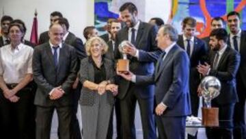 Manuela Carmena ya recibi&oacute; al Real Madrid campe&oacute;n de Liga en junio del a&ntilde;o pasado.