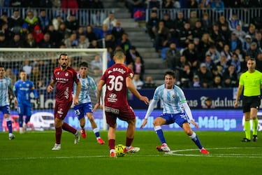 El Málaga remonta con la magia de Larrubia y un polémico gol anulado a la Cultural