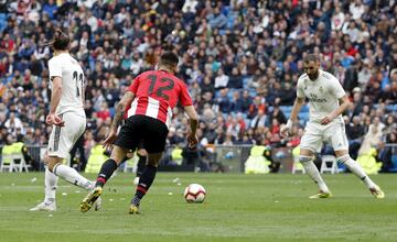 El jugador del Real Madrid Benzema marca el 3-0 al Athletic Club. 