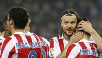 <b>AL MANDO. </b>Ujfalusi felicita a Kun tras conseguir el tanto que, a la postre, significó el pase a cuartos para los rojiblancos en Cornellà.