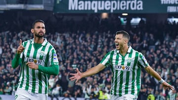 SEVILLA. 01/02/2023. -El delantero brasileño del Real Betis William José (i) celebra su gol junto a su compañero Guido Rodríguez durante el partido de la jornada 14 de la Liga EA Sports que se ha disputado esta noche en el estadio Benito Villamarín de Sevilla. EFE/ Raúl Caro.