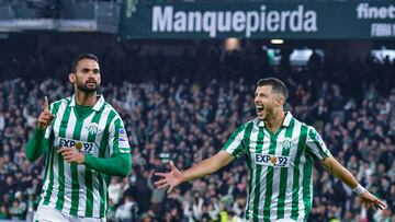 SEVILLA. 01/02/2023. -El delantero brasileño del Real Betis William José (i) celebra su gol junto a su compañero Guido Rodríguez durante el partido de la jornada 14 de la Liga EA Sports que se ha disputado esta noche en el estadio Benito Villamarín de Sevilla. EFE/ Raúl Caro.
