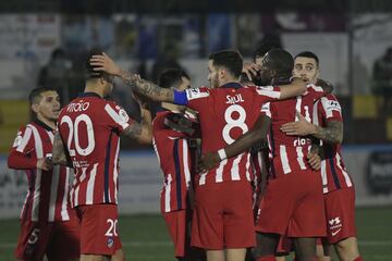 Los jugadores del Atl¨¦tico de Madrid celebrando el gol 0-2 de Ricard