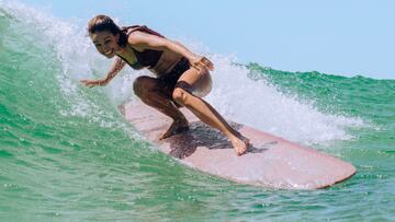 Laure Mayer, surfista de Oxbow, surfeando
