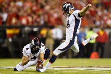 La segunda parte comenz¨® con sendos field goals. Los Chiefs aprovecharon su primer drive para volver a ponerse por delante con uno de 35 yardas de Cairo Santos, y seis minutos despu¨¦s Ben McManus volvi¨® a empatar con una patada de 54 yardas (tercer field goal consecutivo de m¨¢s de 50 yardas que consigue el kicker de los Broncos).
